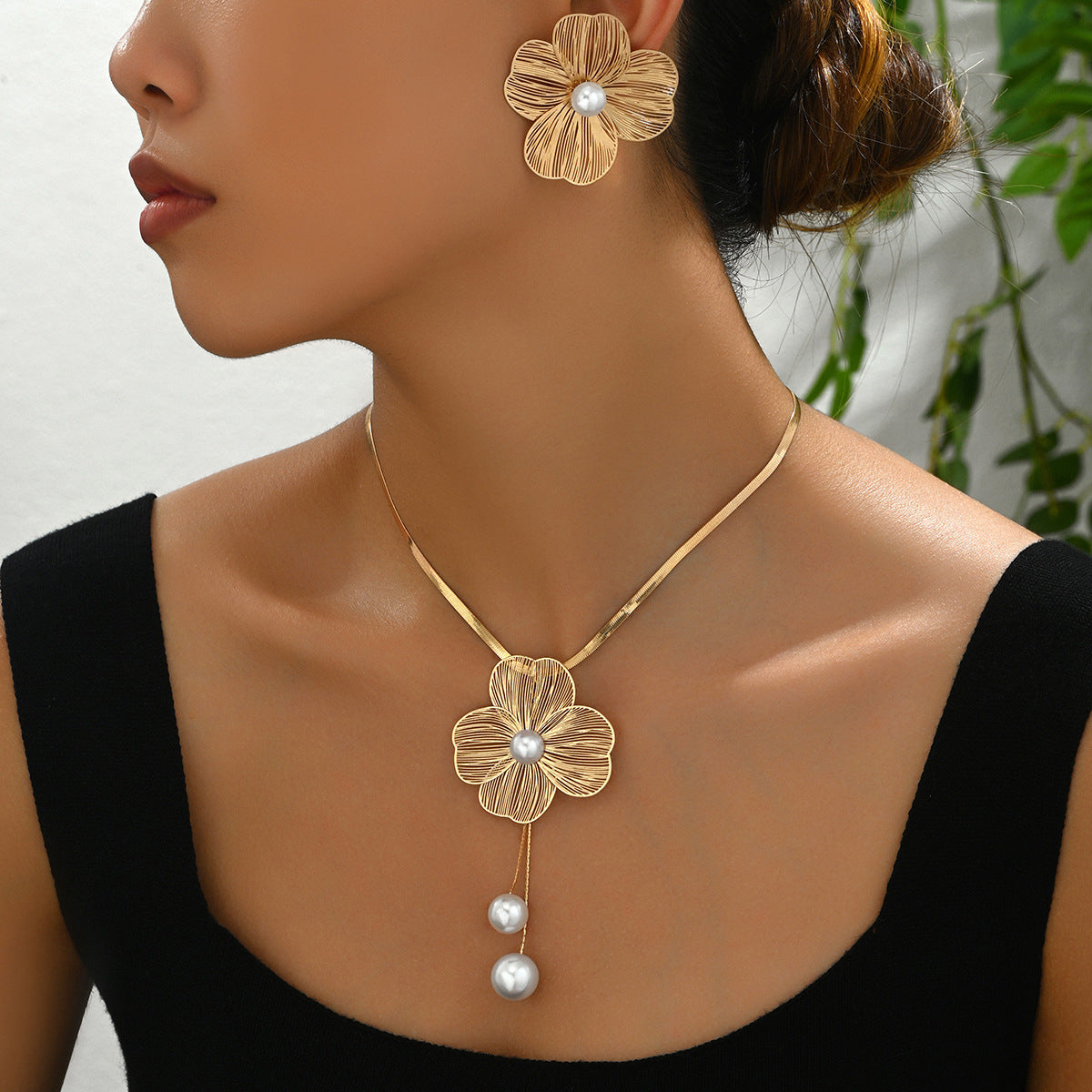 Elegant Gold Flower and Pearl Bracelet
